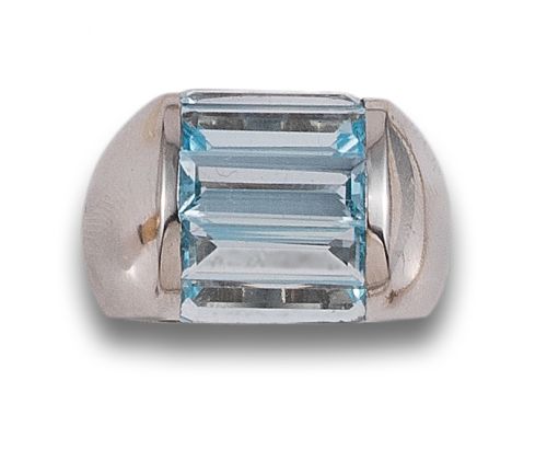 WIDE GOLD RING WITH TOPAZ