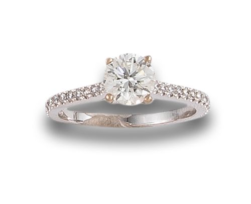 DIAMOND AND WHITE GOLD SOLITAIRE RING