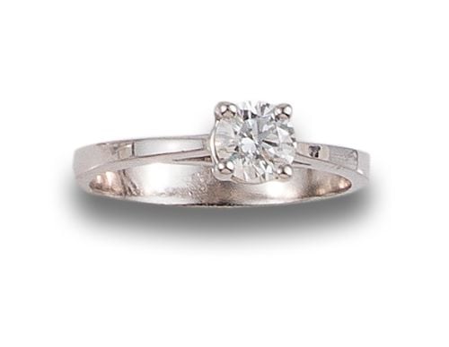 SOLITAIRE RING WITH DIAMOND ESTIMATED AT 0.55 CT. AND WHITE