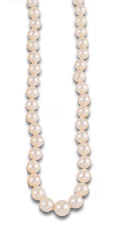 PEARL NECKLACE, WHITE GOLD BROOCH