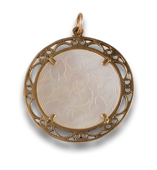 GOLD AND MOTHER-OF-PEARL PENDANT