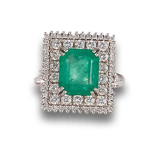 EMERALD AND DIAMOND ROSETTE RING, IN WHITE GOLD