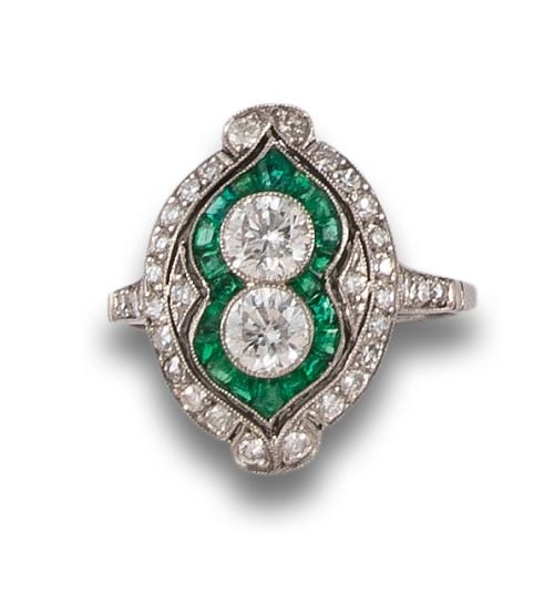 ANTIQUE STYLE DIAMONDS AND EMERALDS COCKTAIL RING IN PLATIN