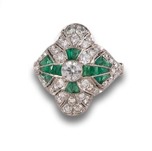 BOMBÉ RING, ANTIQUE STYLE, WITH DIAMONDS AND EMERALDS, IN P