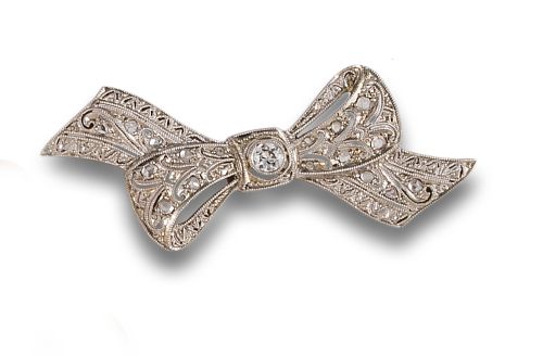 BOW BROOCH CA. 1930, IN GOLD AND PLATINUM WITH DIAMONDS