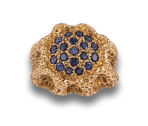 BOMBÉ RING, 1970s, IN SAPPHIRES AND YELLOW GOLD