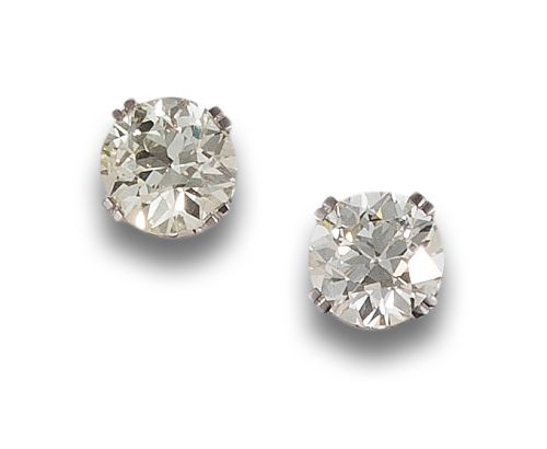 PENDIENTES DORMILONAS DE DIAMANTES, EN ORO BLANCO