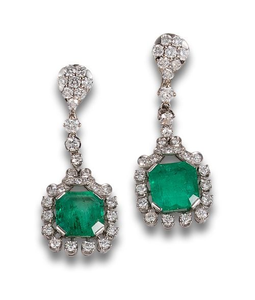 LONG DIAMOND AND EMERALDS EARRINGS IN WHITE GOLD