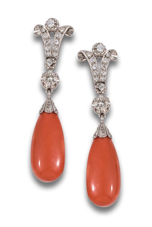 LONG EARRINGS IN WHITE GOLD WITH DIAMONDS AND CORAL