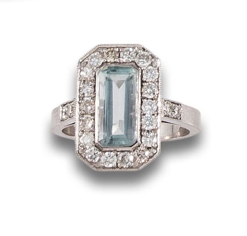 AQUAMARINE AND DIAMOND RING, IN WHITE GOLD