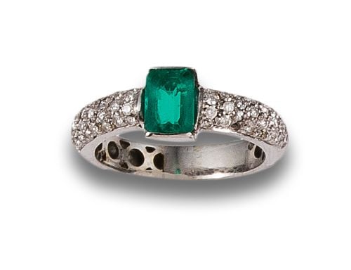 DIAMOND AND EMERALD RING, IN WHITE GOLD