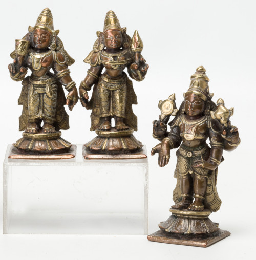 Conjunto de tres figuras de deidades, realizadas en bronce.