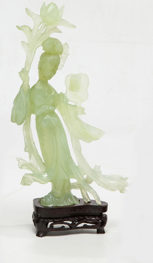 Figura de geisha en jade verde tallado, China, S.XX